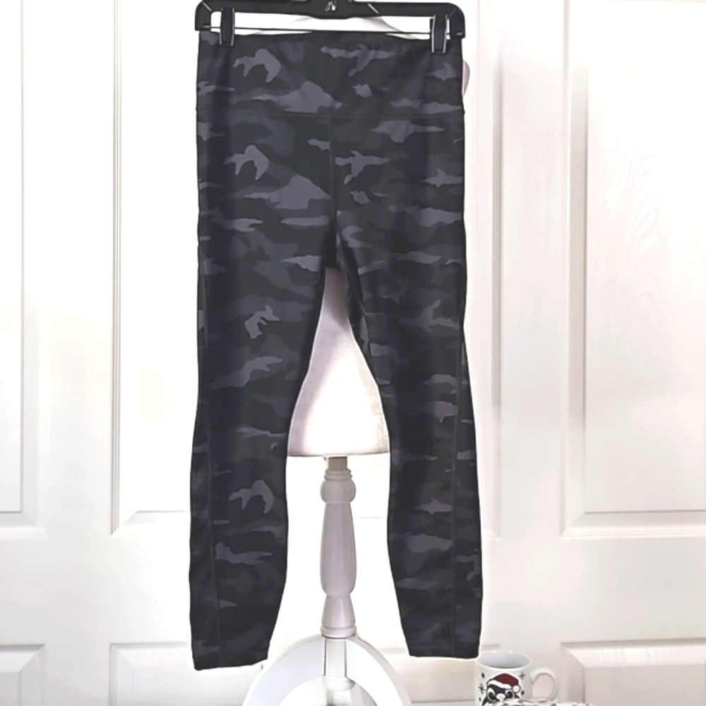 Athleta Ultimate Camo Stash 7/8 Leggings